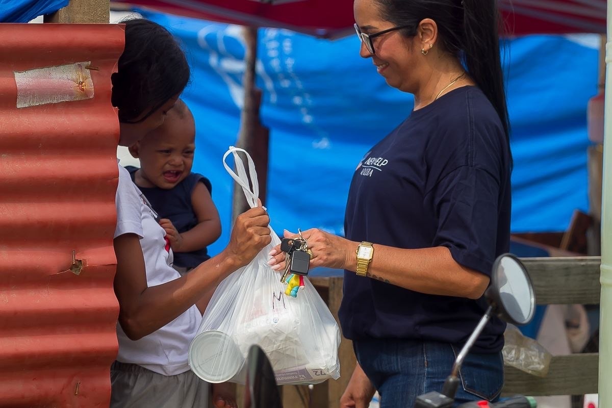 Nexo volunteers distributing aid to families
